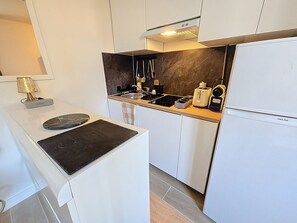 Réfrigérateur, four à micro-ondes, un four, surface de cuisson
