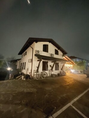 Vista frontal de la propiedad