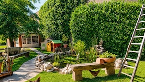 A garden with a wooden bench, a ladder, and a small pond. - Ai4soli di Cermenate (Cermenate)