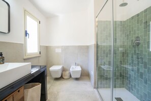 Shower, bidet, towels - Enotria Villa - Villa Tramonto sullo Stromboli - Con piscina privata (Capo Vaticano)