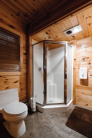 Shower, hair dryer, towels, soap - Black Lake Cabin Retreat  (Onaway)