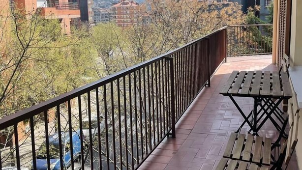 A balcony with a view of surrounding buildings and trees. - Apartamento céntrico en Berga - ALBERGA (Berga)