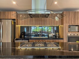 Deluxe Apartment, 3 Bedrooms, Kitchen | Private kitchen | Fridge, microwave, oven, stovetop