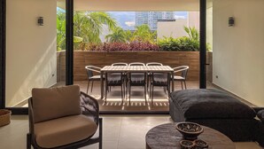 A modern living room with a dining area, a sofa, and a coffee table. - Almare by Andiani Travel (Cancun)