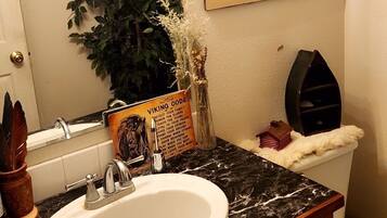 Pyyhkeet, saippua, vessapaperi