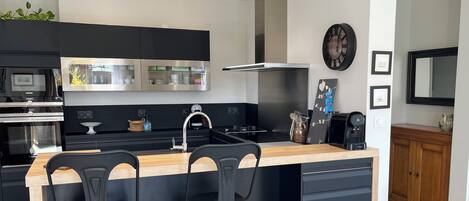 Réfrigérateur, micro-ondes, four, plaque de cuisson