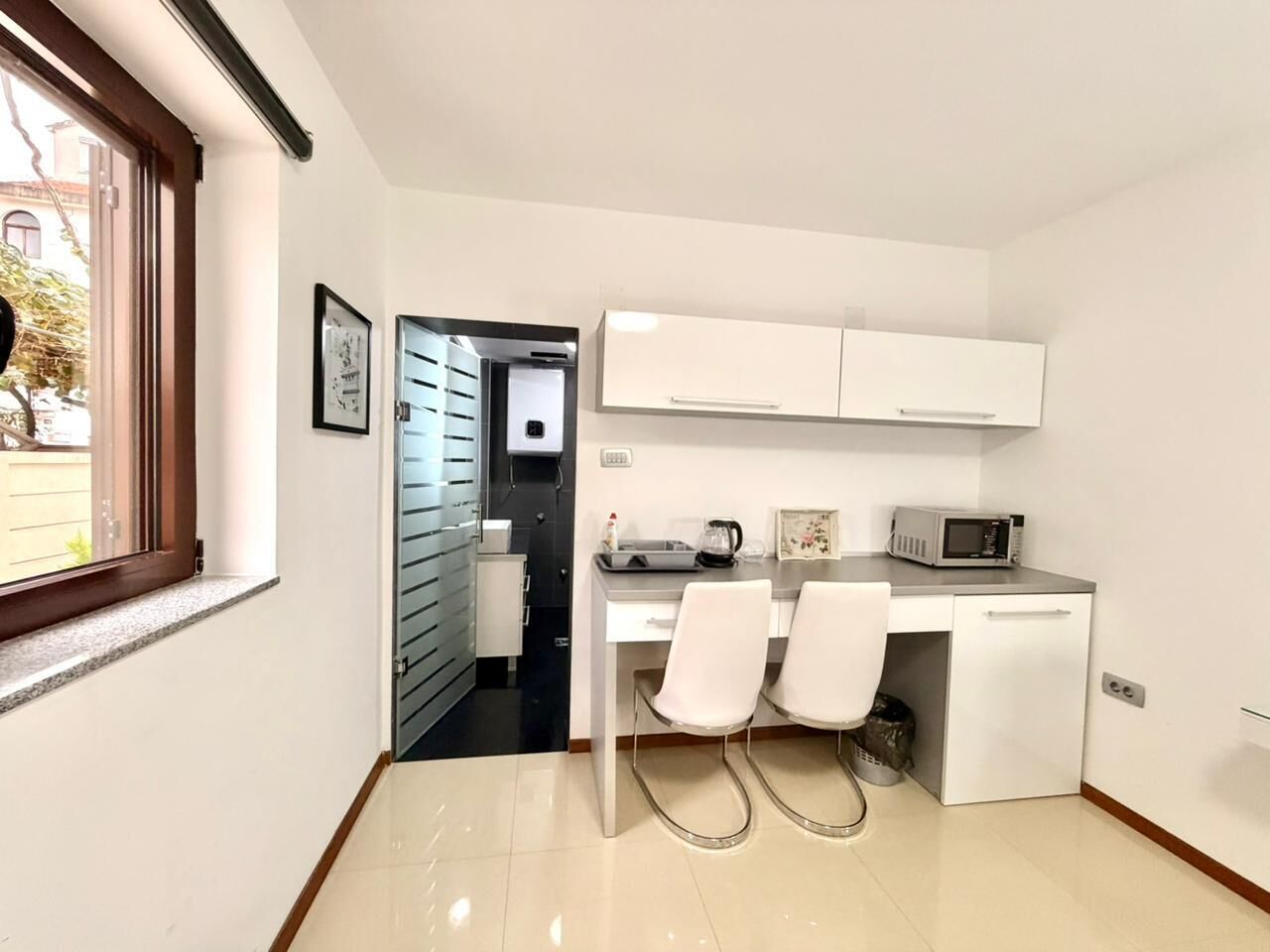 Estúdio clássico, sacada | Cozinha privada | Geladeira grande, cooktop, talheres/pratos/utensílios de cozinha