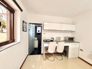 Estudi clàssic, balcó | Cuina privada | Frigorífic gran i placa de cuina 