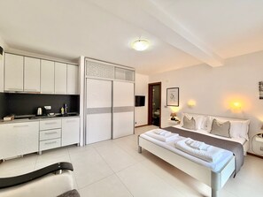 Estudi Deluxe, balcó | Escriptori, espai de treball apte per a portàtils i wifi gratuïta 