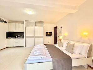 Deluxe Studio, Balcony | Desk, laptop workspace, free WiFi - Adriatic Urban Apartments (Budva)