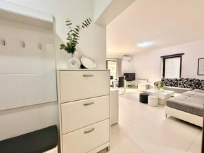 Apartament de luxe, balcó | Escriptori, espai de treball apte per a portàtils i wifi gratuïta 