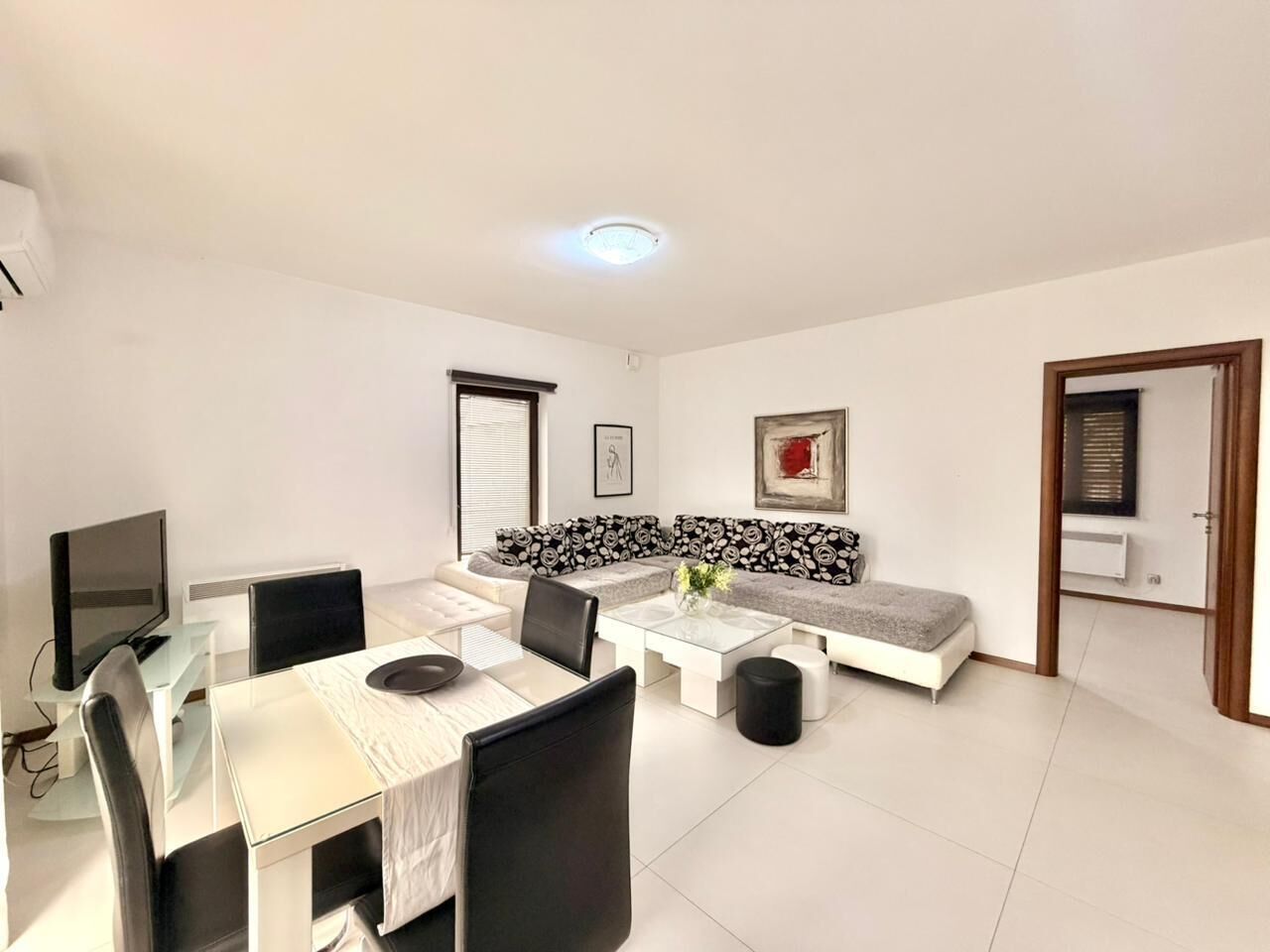 Apartamento de lujo, balcón | Zona de estar | Televisión LCD de 42 pulgadas con canales por cable
