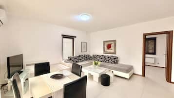 Apartamento de lujo, balcón | Zona de estar | Televisión LCD de 42 pulgadas con canales por cable