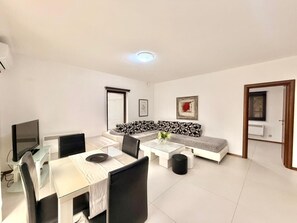 Apartamento superluxo, sacada | Área de estar | TV LCD 42 polegadas com canais a cabo