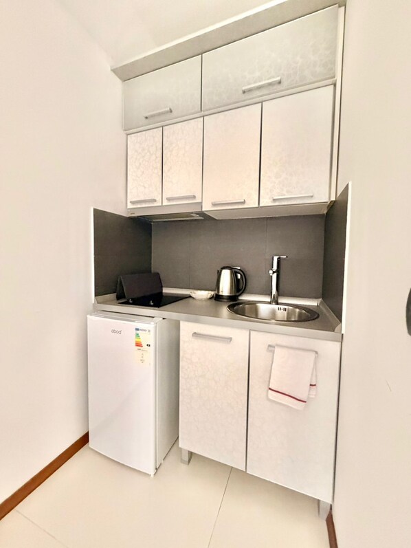 Superior-studiolejlighed - balkon | Privat køkken | Køleskab/fryser i fuld størrelse, kogeplade