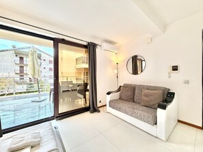 Deluxe-studiolejlighed - balkon | Skrivebord, arbejdsområde til bærbare computere, gratis Wi-Fi