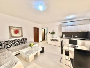 Apartamento superluxo, sacada | Área de estar | TV LCD 42 polegadas com canais a cabo