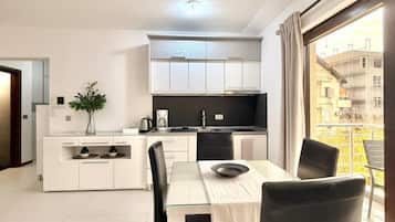 Căn hộ Cao cấp, ban công | Khu phòng khách | TV LCD 42-inch có truyền hình cáp