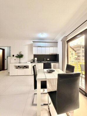 Apartamento superluxo, sacada | Área de estar | TV LCD 42 polegadas com canais a cabo