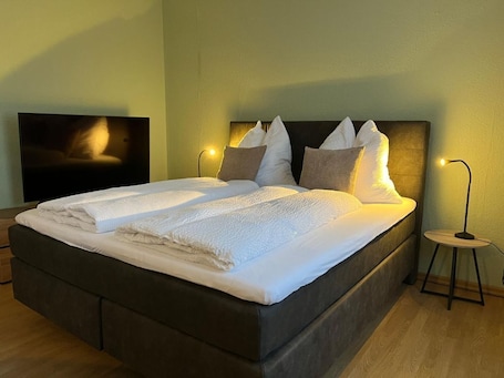 Iron/ironing board, WiFi, bed sheets. Idyll in Wünschensuhl: your gateway to the Thuringian Forest for up to 4 people