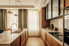 Fridge, microwave, oven, stovetop - Mayfair Luxury 3BR at SLO Claridge House (London)