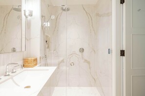 Hair dryer, towels - Mayfair Luxury 3BR at SLO Claridge House (London)