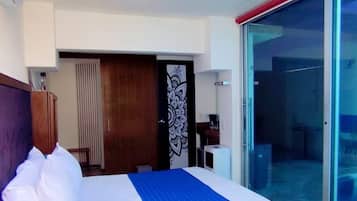 Deluxe tweepersoonskamer, balkon, uitzicht op zwembad | Geluiddichte muren, een strijkplank/strijkijzer, gratis wifi