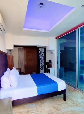 Deluxe tweepersoonskamer, balkon, uitzicht op zwembad | Geluiddichte muren, een strijkplank/strijkijzer, gratis wifi