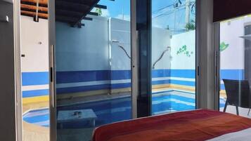 Deluxe-Doppelzimmer, Balkon, Poolblick | Schallisolierte Zimmer, Bügeleisen/Bügelbrett, kostenloses WLAN