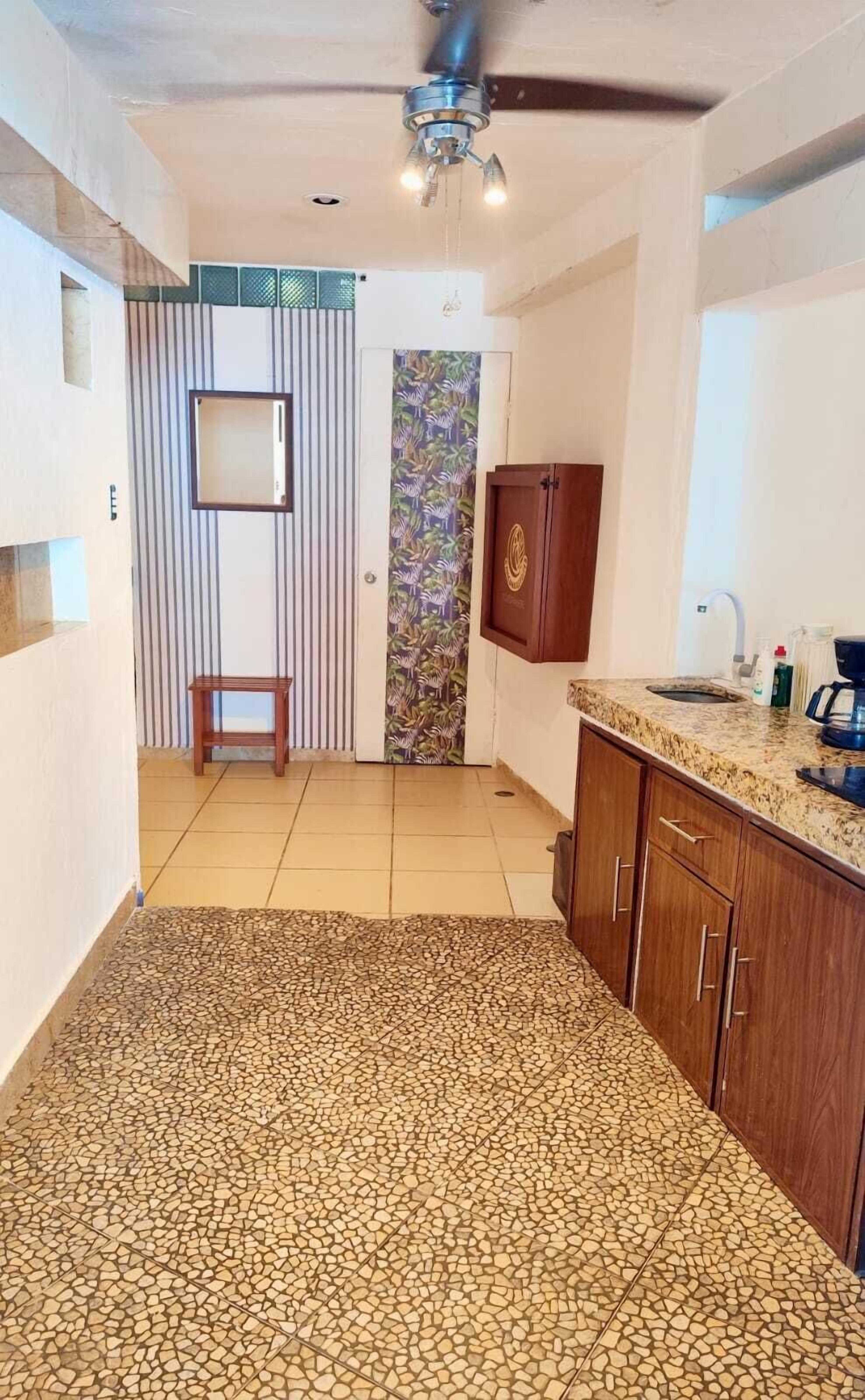 Habitación doble Deluxe, balcón, vista a la alberca | Insonorización, tabla de planchar con plancha y wifi gratis 