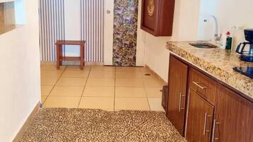 Habitación doble Deluxe, balcón, vista a la alberca | Insonorización, tabla de planchar con plancha y wifi gratis