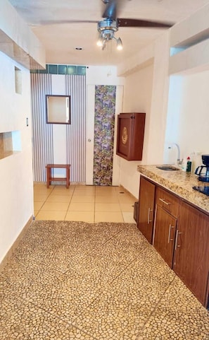Habitación doble Deluxe, balcón, vista a la alberca | Insonorización, tabla de planchar con plancha y wifi gratis 