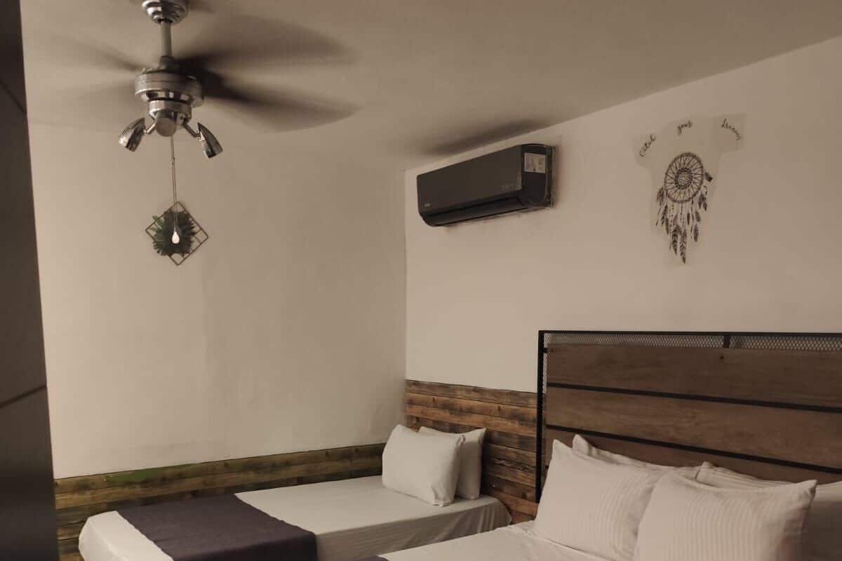 Kolmen hengen huone, näköala uima-altaalle | Silitysrauta/-lauta, ilmainen Wi-Fi