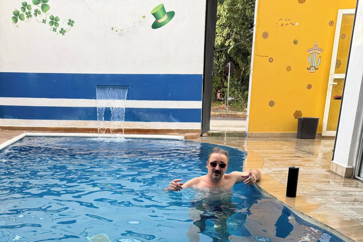 Una piscina con una persona dentro.
