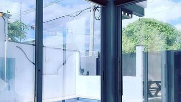 Dobbeltrom – deluxe, balkong, bassengutsikt | Lydisolert, strykejern/-brett og wi-fi (inkludert)