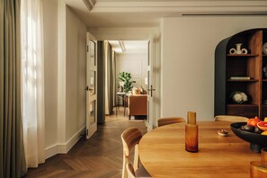 Dining - SLO Claridge House: Stunning 2BR in Mayfair (London)