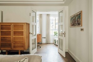 Interior - SLO Claridge House: Stunning 2BR in Mayfair (London)