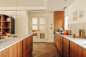 Fridge, microwave, oven, stovetop - SLO Claridge House: Stunning 2BR in Mayfair (London)