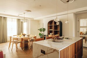 Dining - SLO Claridge House: Stunning 2BR in Mayfair (London)