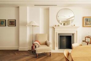 Interior - SLO Claridge House: Stunning 2BR in Mayfair (London)