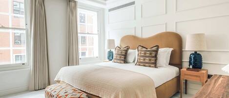 Tabla de planchar con plancha, wifi y ropa de cama