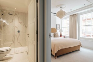 Hair dryer, towels - SLO Claridge House: 2BR apartment Mayfair (London)