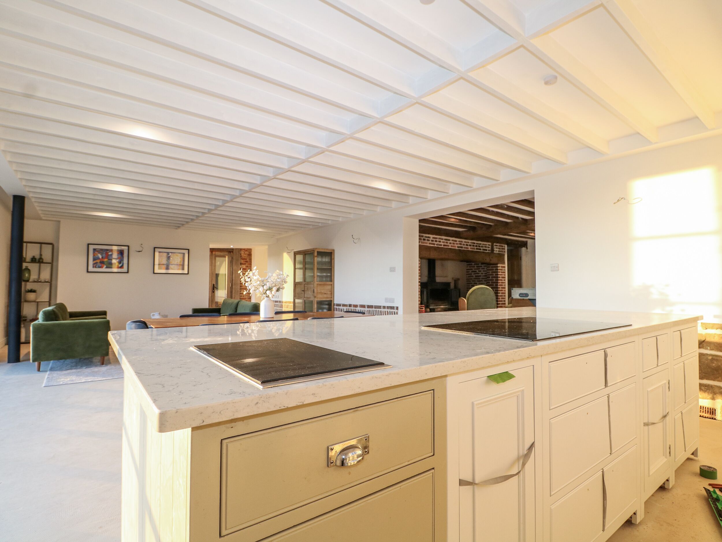 Een vaatwasser, kookgerei, borden en bestek