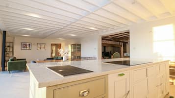 Een vaatwasser, kookgerei, borden en bestek