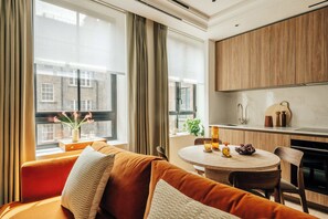 TV - SLO Claridge House: 1BR Mayfair Residence (London)