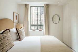 Iron/ironing board, WiFi, bed sheets - SLO Claridge House: 1BR Mayfair Residence (London)