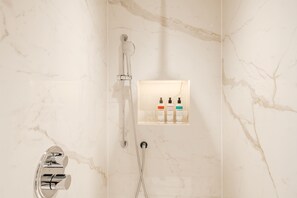 Hair dryer, towels - SLO Claridge House: 1BR Mayfair Residence (London)