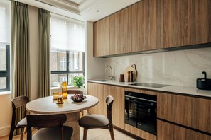 Fridge, microwave, oven, stovetop - SLO Claridge House: 1BR Mayfair Residence (London)