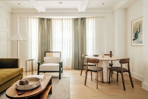 TV - Mayfair Luxury 1BR at SLO Claridge House (London)