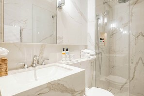 Hair dryer, towels - Mayfair Luxury 1BR at SLO Claridge House (London)